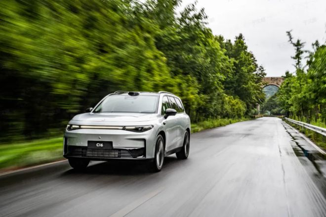 九游app：榮獲十佳車身、十佳底盤零跑C16憑何成為“六邊形戰(zhàn)士”？(圖7)