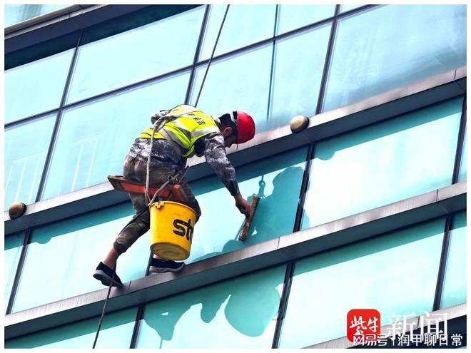 南京六合城管聚焦“三個強化”持續推進樓宇清洗(圖4)