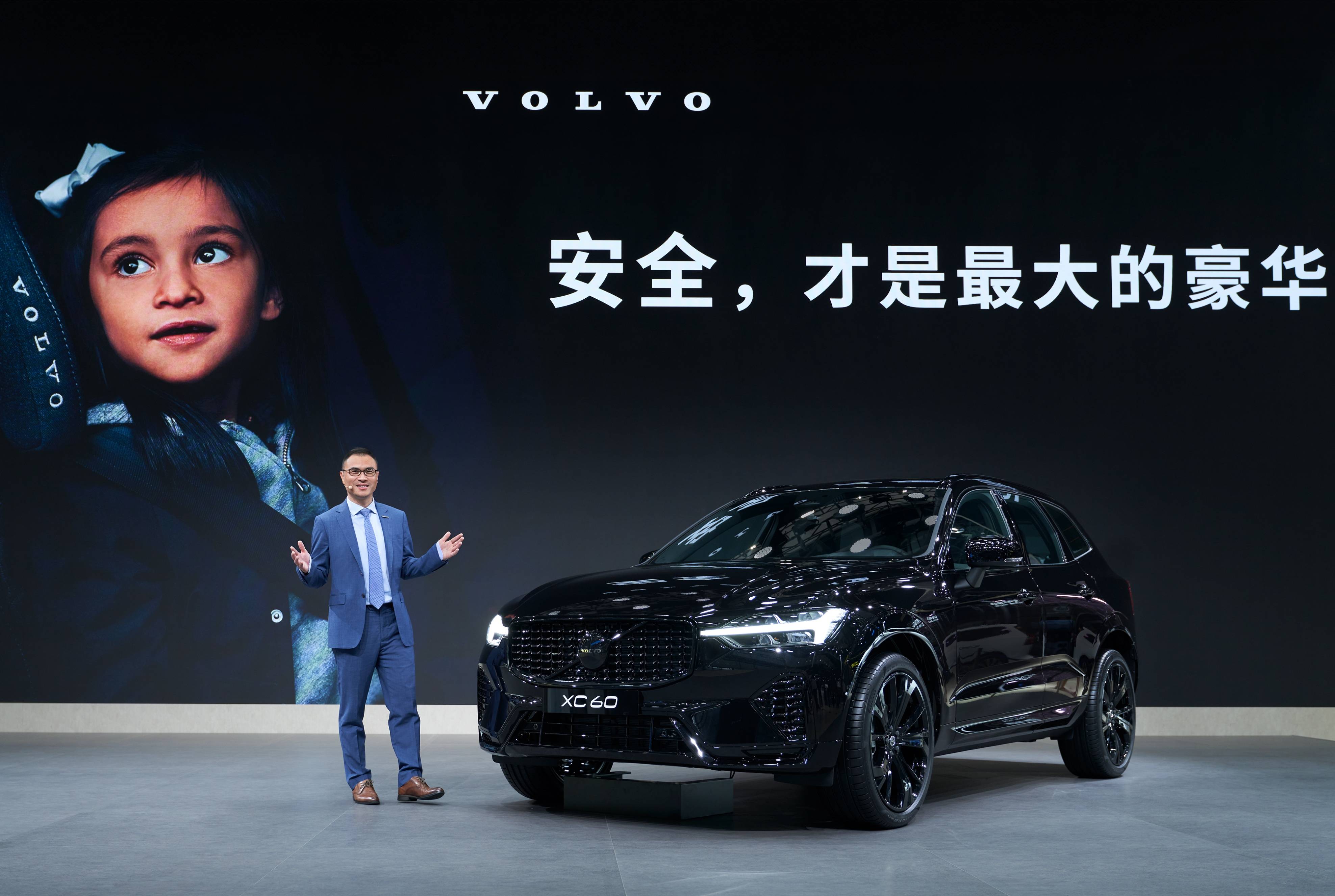 沃爾沃XC60極夜黑版亮相：全黑設計搭配B5動力顏值與實力并存！(圖3)