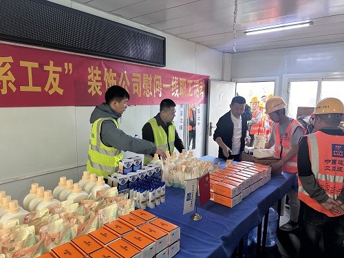 “節日慰問 情系工友”中建二局裝飾公司慰問一線職工活動