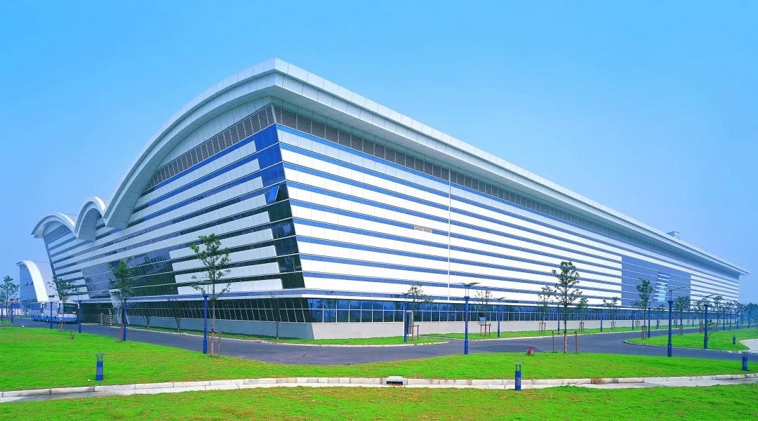 九游app：中國(guó)玻璃幕墻行業(yè)：2025從“建筑表皮”到“智慧能源界面”的跨越