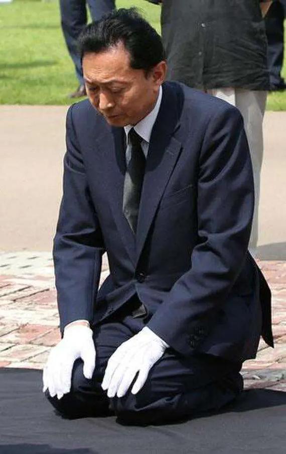 九游官網入口：日本唯一下跪贖罪的首相20年只做一件事只為向中國道歉！(圖2)