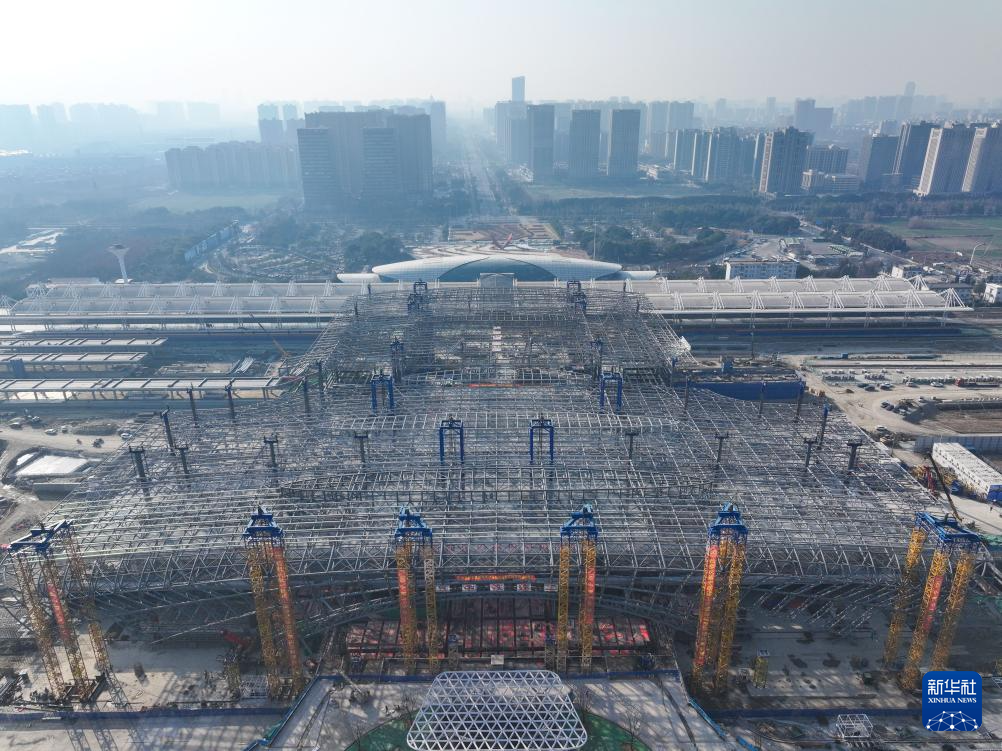 九游體育：新建上海至南京至合肥高鐵南通站側(cè)式站房鋼結(jié)構(gòu)順利提升(圖3)