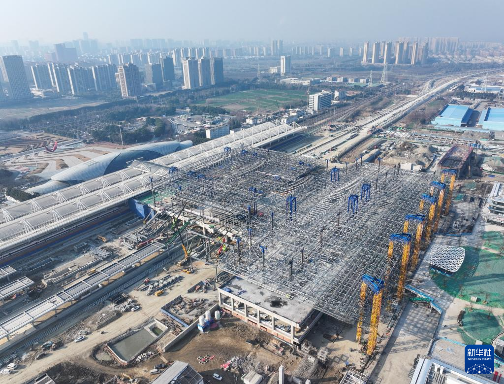 九游體育：新建上海至南京至合肥高鐵南通站側(cè)式站房鋼結(jié)構(gòu)順利提升(圖4)