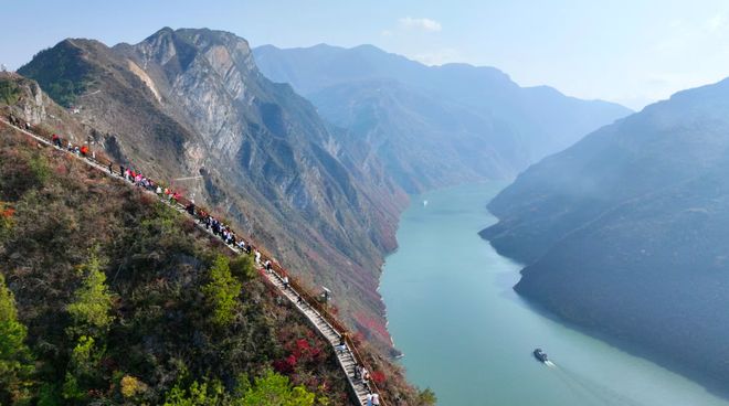 約80層樓高的神女大扶梯把巫山縣城推向了臺(tái)前(圖3)